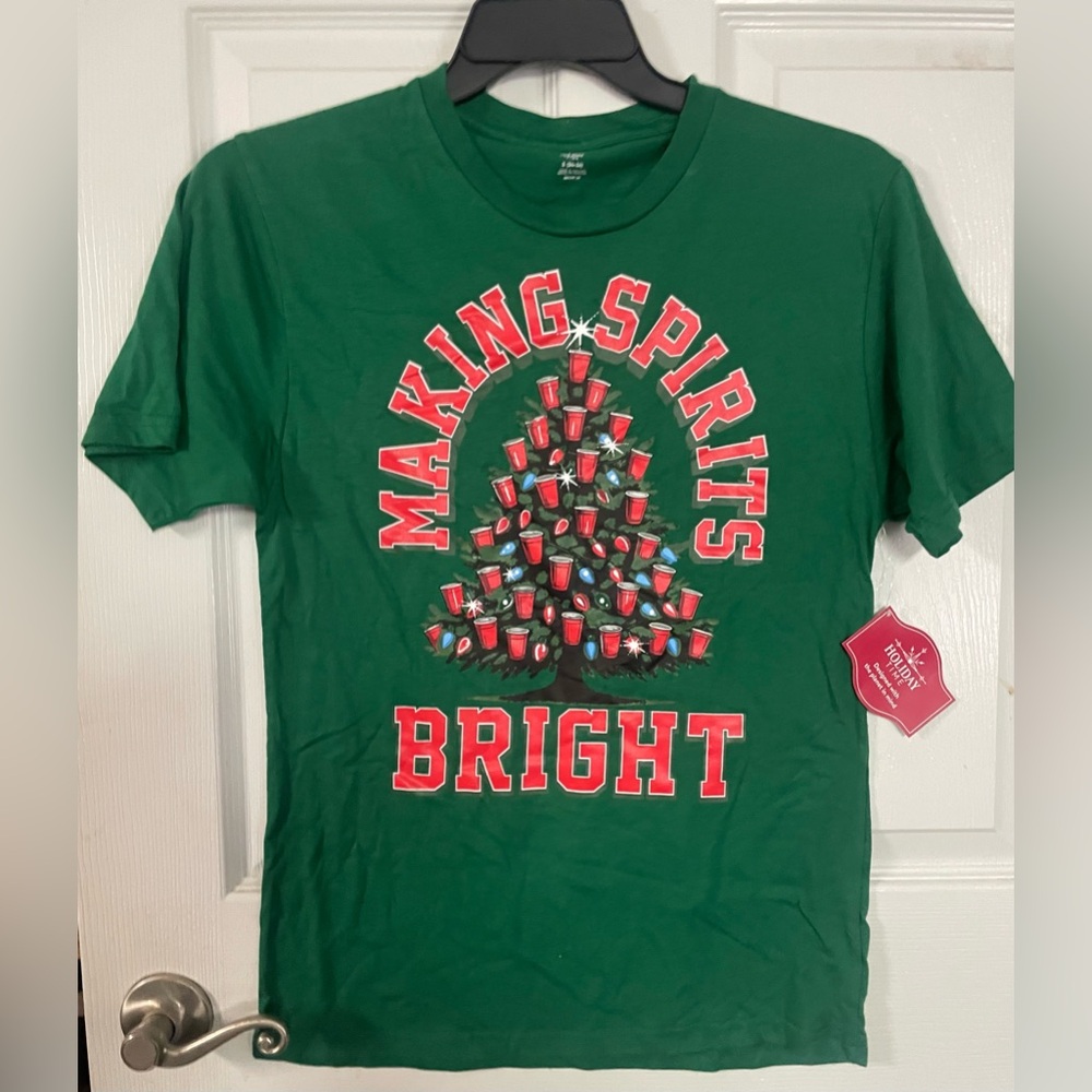 🔴 3/$12 Holiday Time‎ Green 'Making Spirits Bright' T-Shirt! NWT!